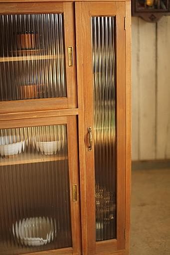 古い木枠のモールガラス戸棚　収納棚　食器棚　本棚　キャビネット　古家具