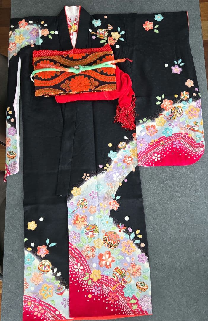 七五三用 正絹　花柄黒着物フルセット　着物　襦袢　帯　帯揚げ帯締め　バッグ　草履