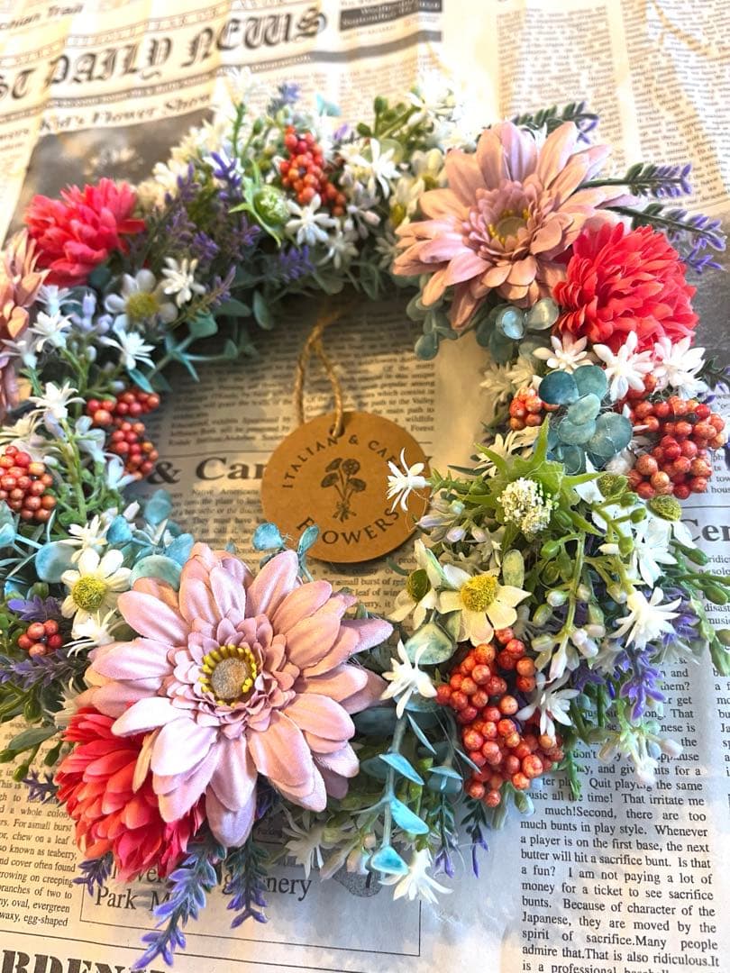 赤がポイントの華やかな❤︎アーティフィシャルフラワーリース　25cm