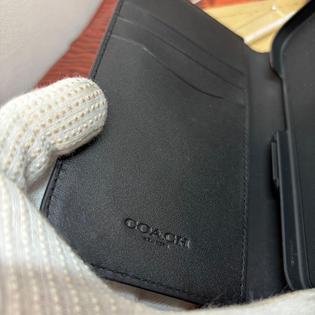 美品 COACH コーチ IPHONE15 フォリオ・シグネチャー キャンバス