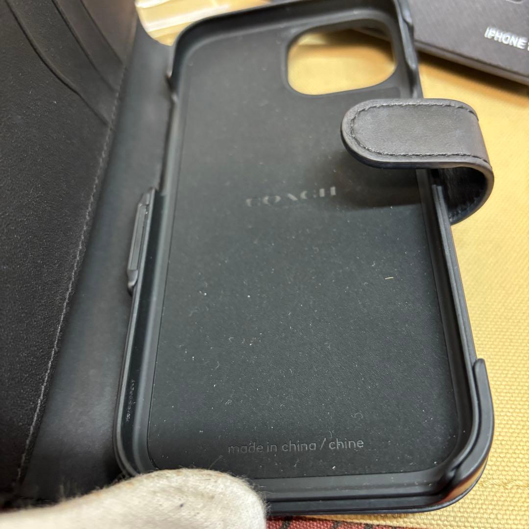美品 COACH コーチ IPHONE15 フォリオ・シグネチャー キャンバス