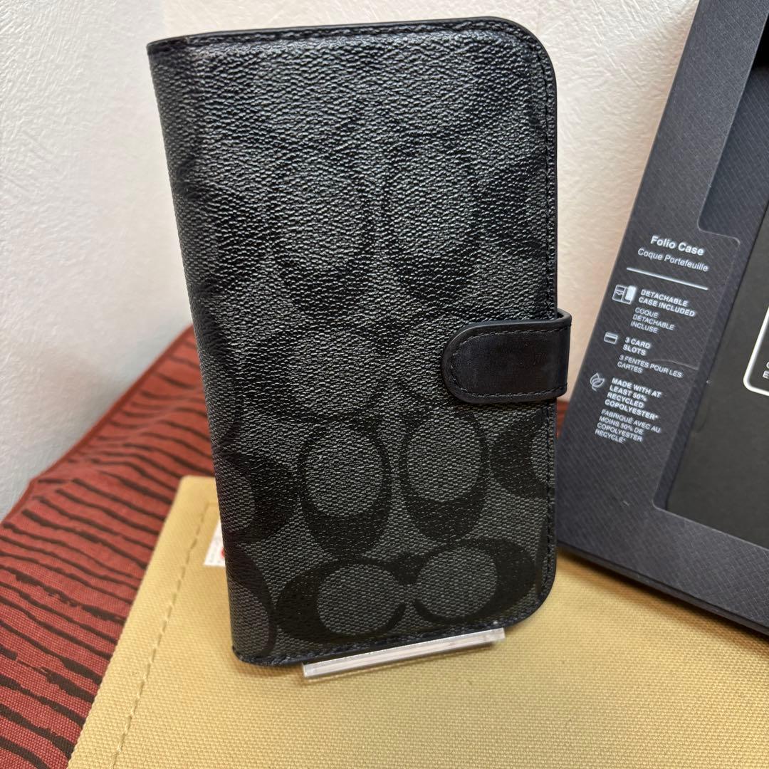 美品 COACH コーチ IPHONE15 フォリオ・シグネチャー キャンバス