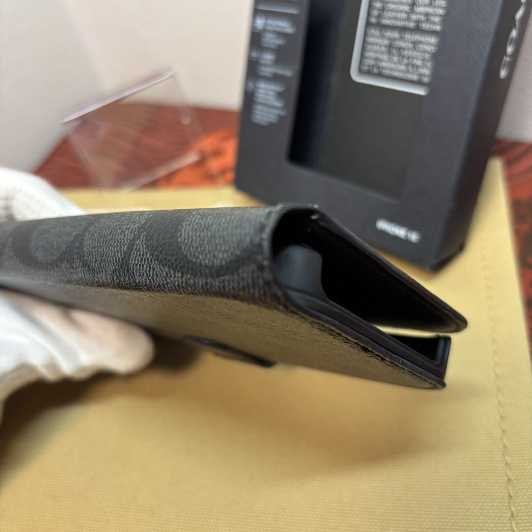 美品 COACH コーチ IPHONE15 フォリオ・シグネチャー キャンバス
