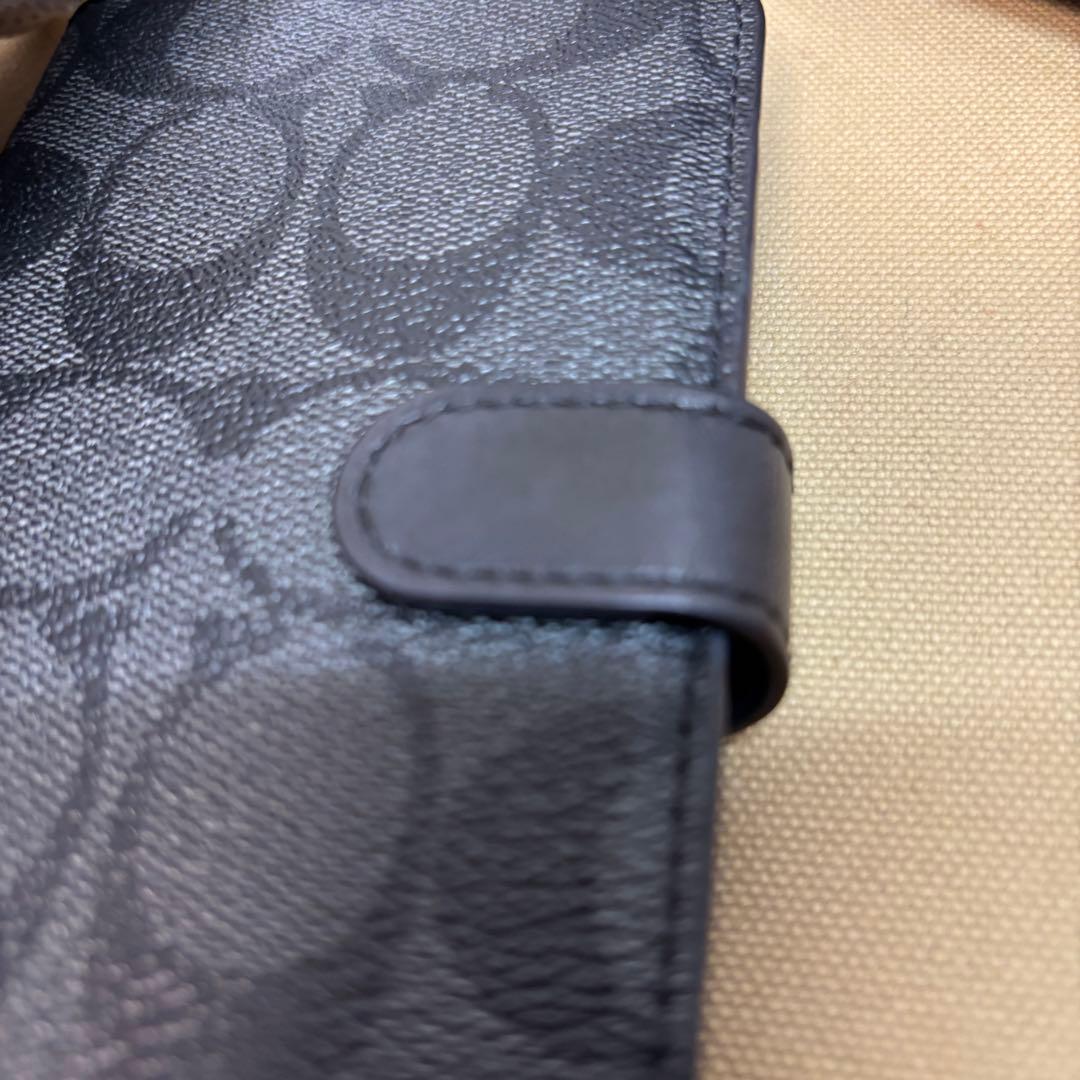 美品 COACH コーチ IPHONE15 フォリオ・シグネチャー キャンバス