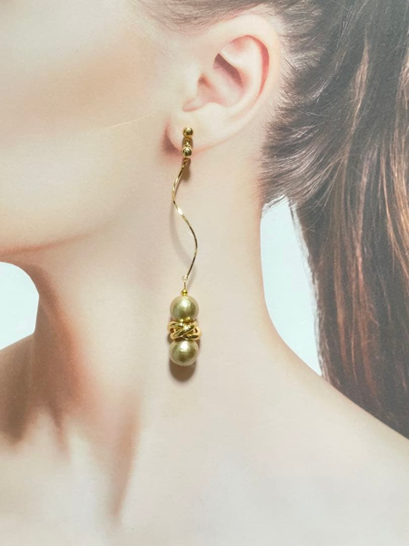 No.1122 コットンパールとゴールドスクリューのロングピアス　ゆらゆらピアス