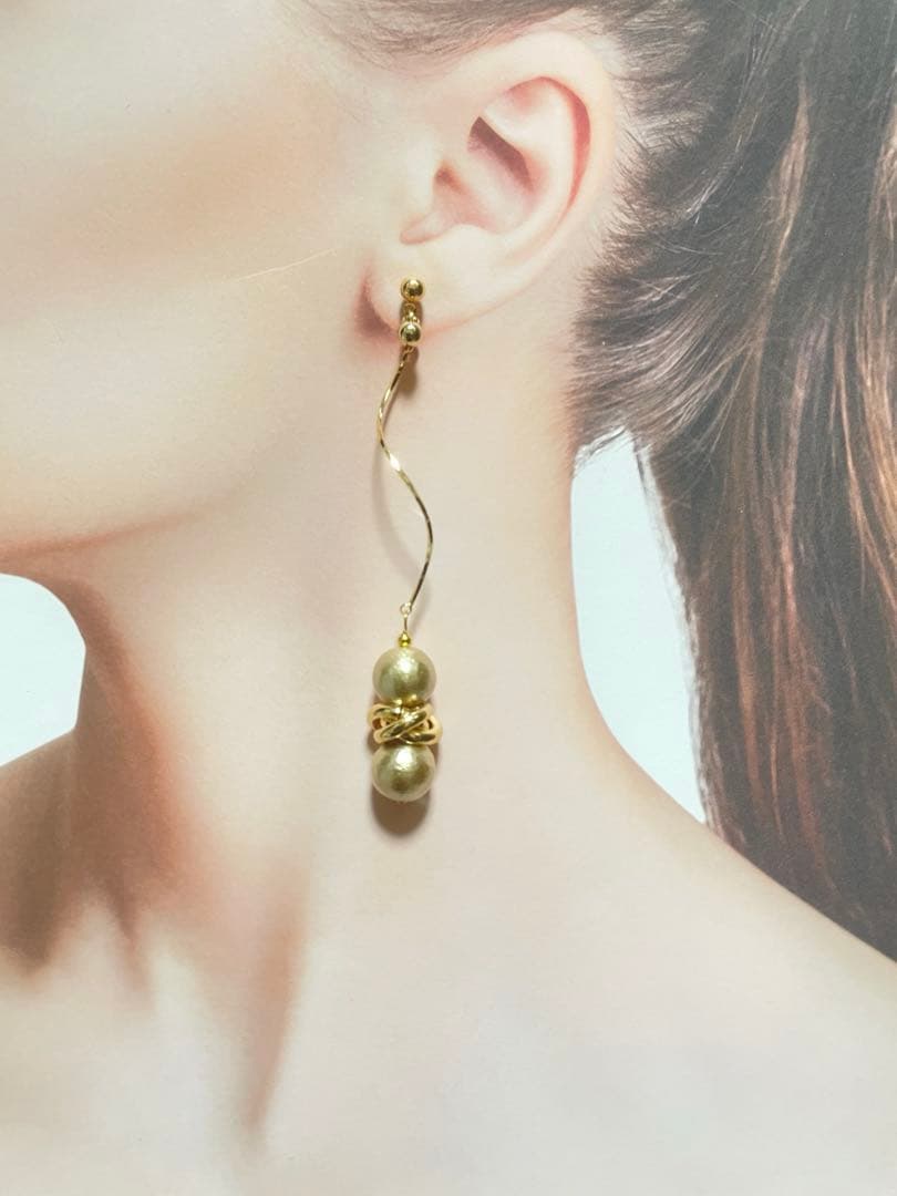 No.1122 コットンパールとゴールドスクリューのロングピアス　ゆらゆらピアス