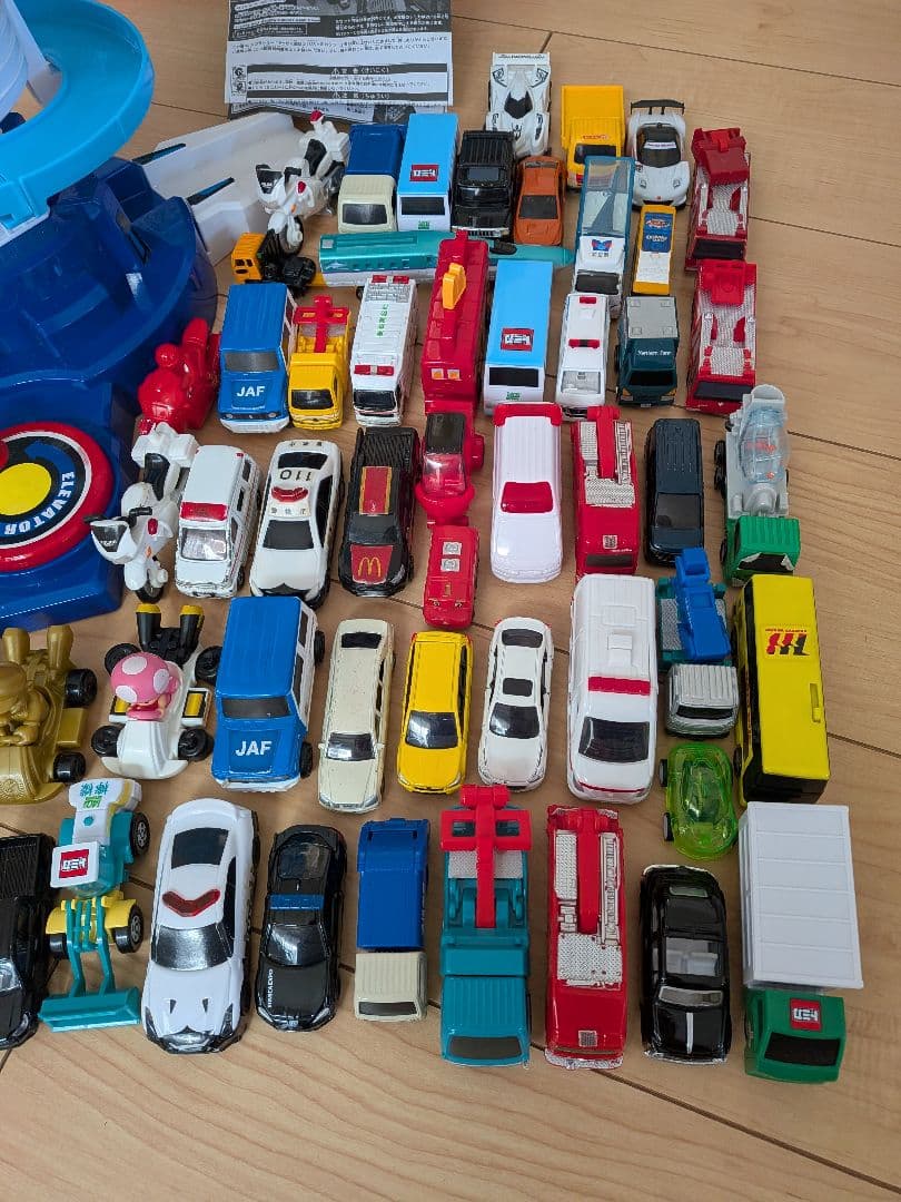 トミカタワー＆ トミカやミニカー等まとめ売り