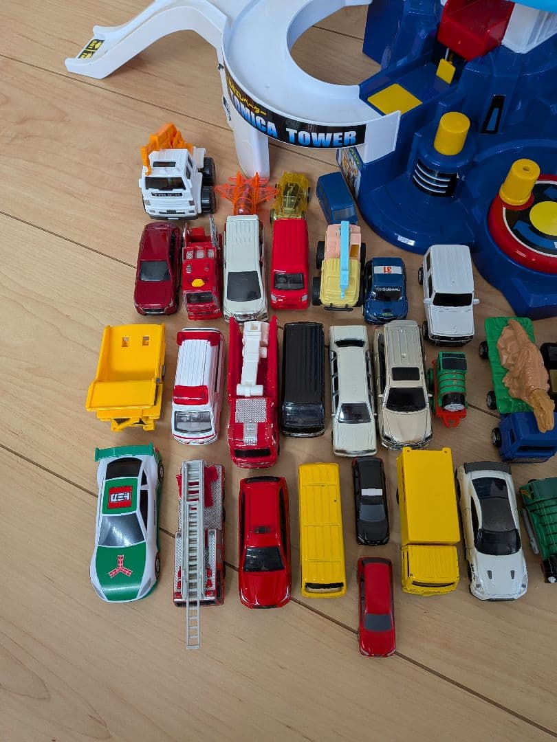 トミカタワー＆ トミカやミニカー等まとめ売り