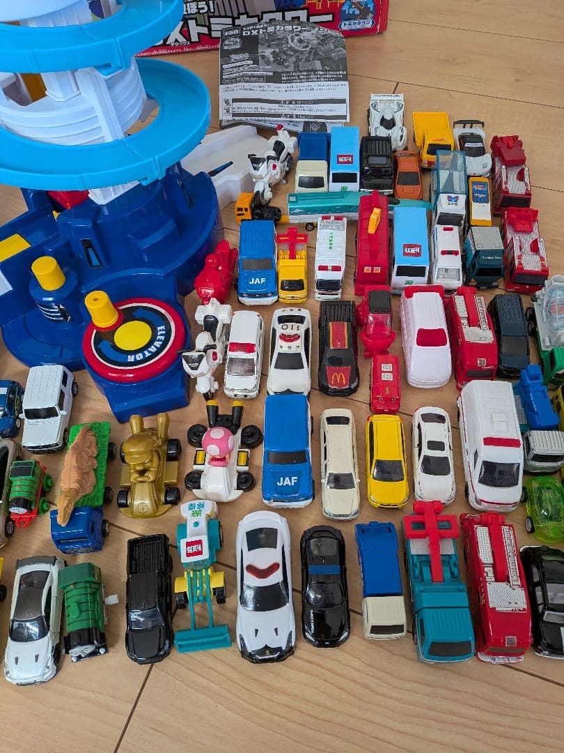 トミカタワー＆ トミカやミニカー等まとめ売り
