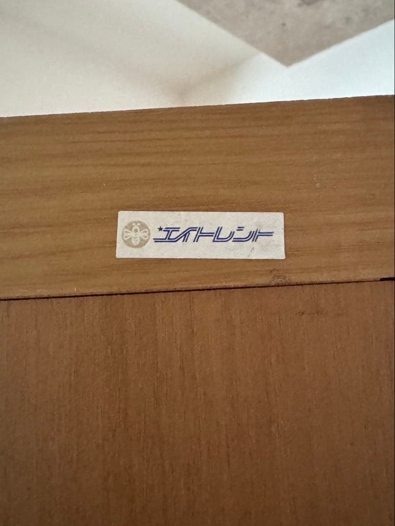 木製ガラス扉付き収納キャビネット　食器棚