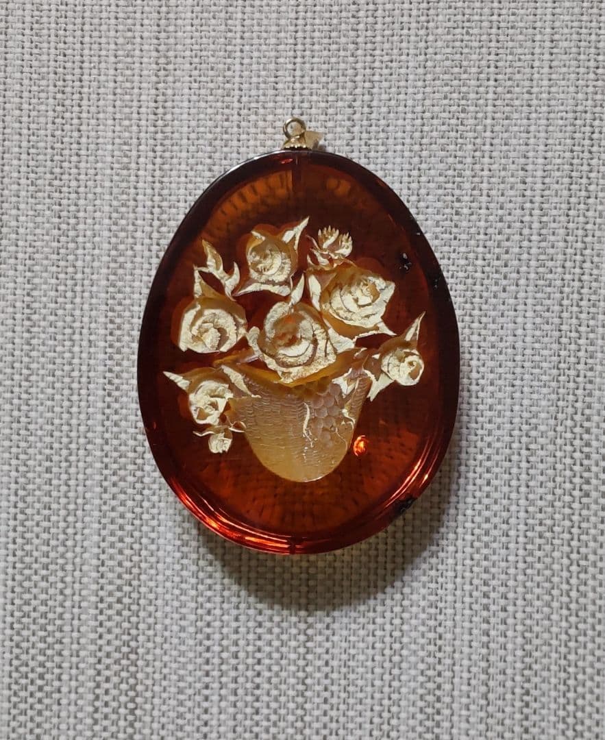 [バラの花籠] 18K こはく裏彫りペンダント