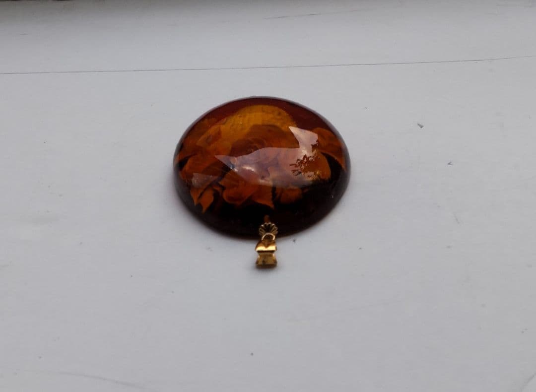 [バラの花籠] 18K こはく裏彫りペンダント