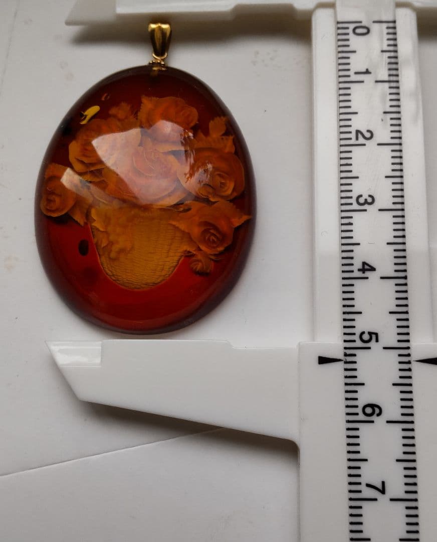 [バラの花籠] 18K こはく裏彫りペンダント
