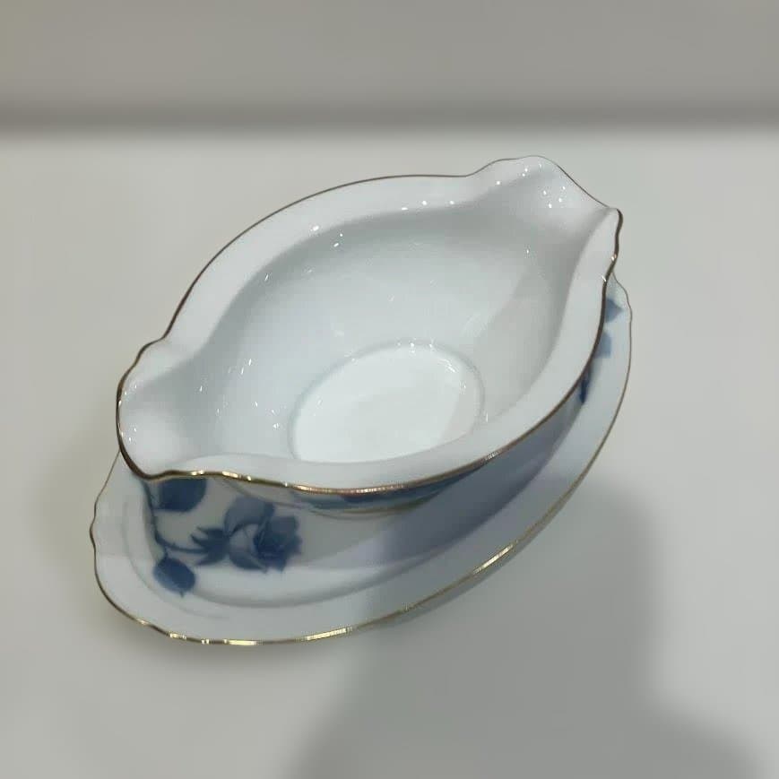 青い花柄のソースボートと皿のセット