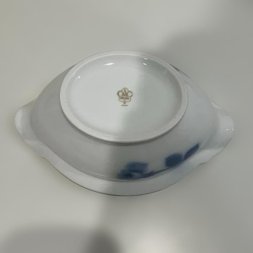 青い花柄のソースボートと皿のセット