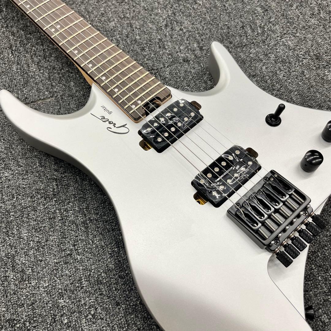 【11130】【新品】 ヘッドレスギター 汎用ケース付き シルバー