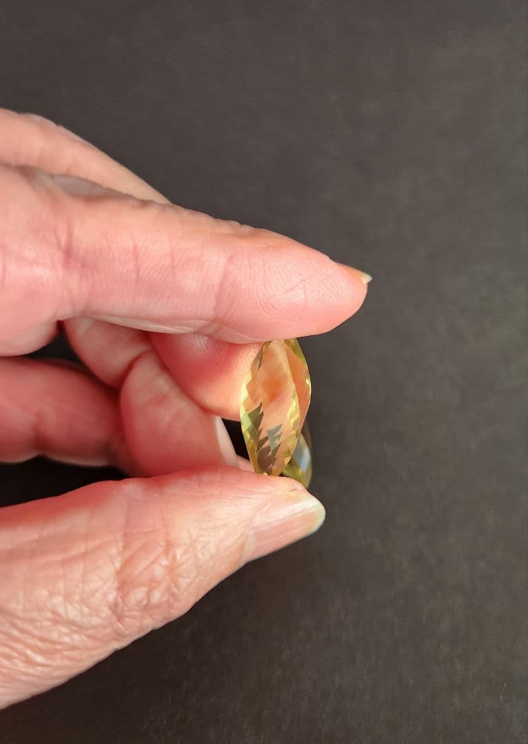 再値下げ！美品宝石質　AAA　レモンクォーツ　６面ツイストライスカット２粒セット