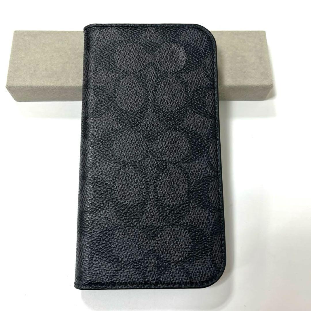 【美品】コーチ シグネチャー柄 iPhone16用手帳型カバー ブラック