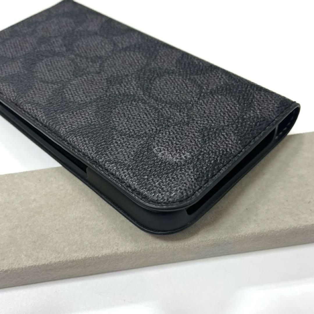 【美品】コーチ シグネチャー柄 iPhone16用手帳型カバー ブラック