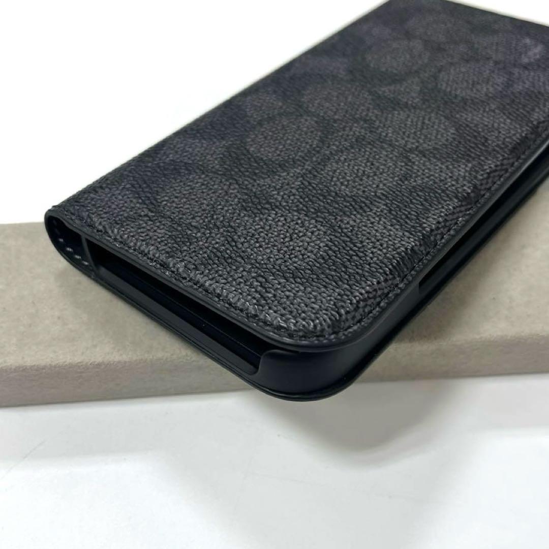 【美品】コーチ シグネチャー柄 iPhone16用手帳型カバー ブラック