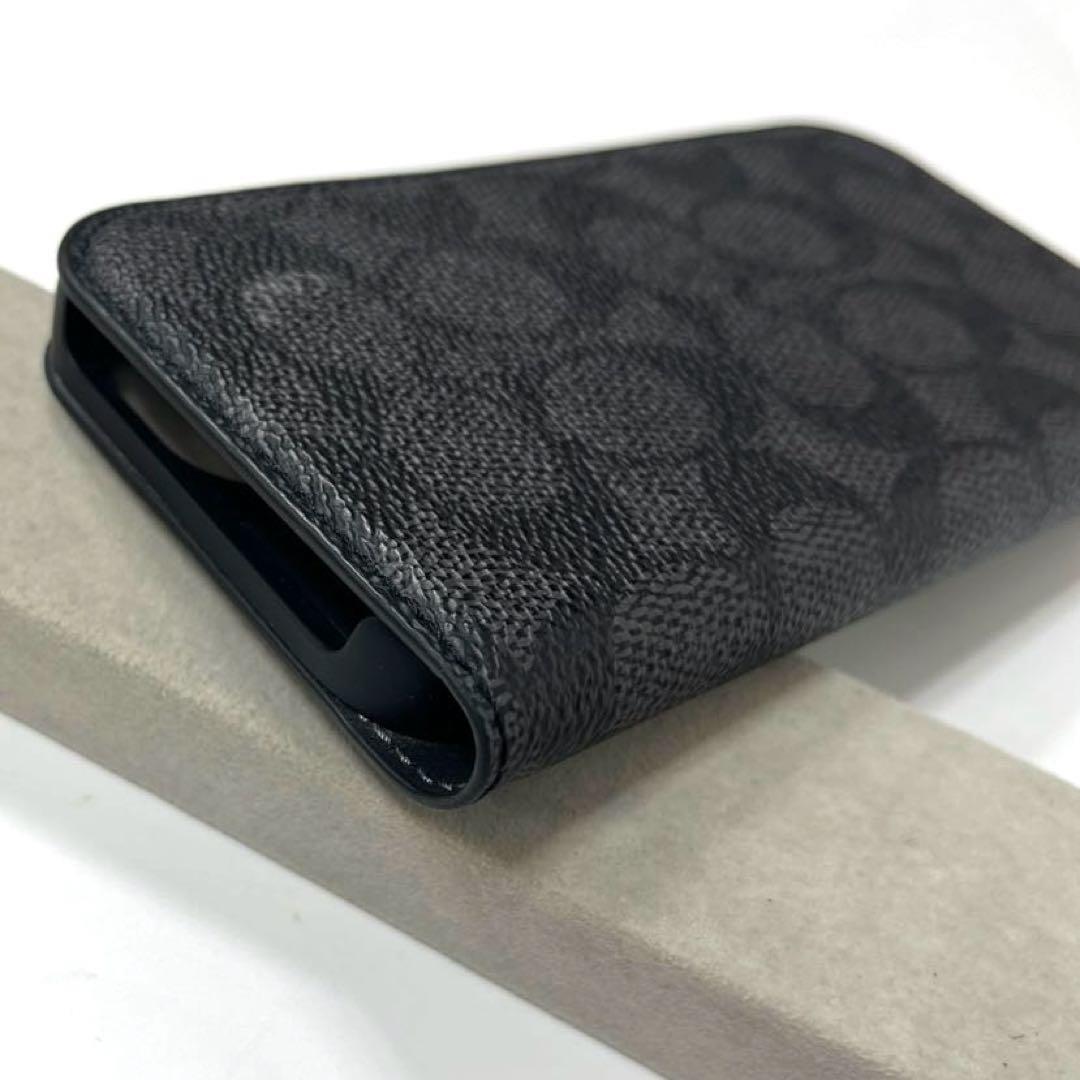 【美品】コーチ シグネチャー柄 iPhone16用手帳型カバー ブラック
