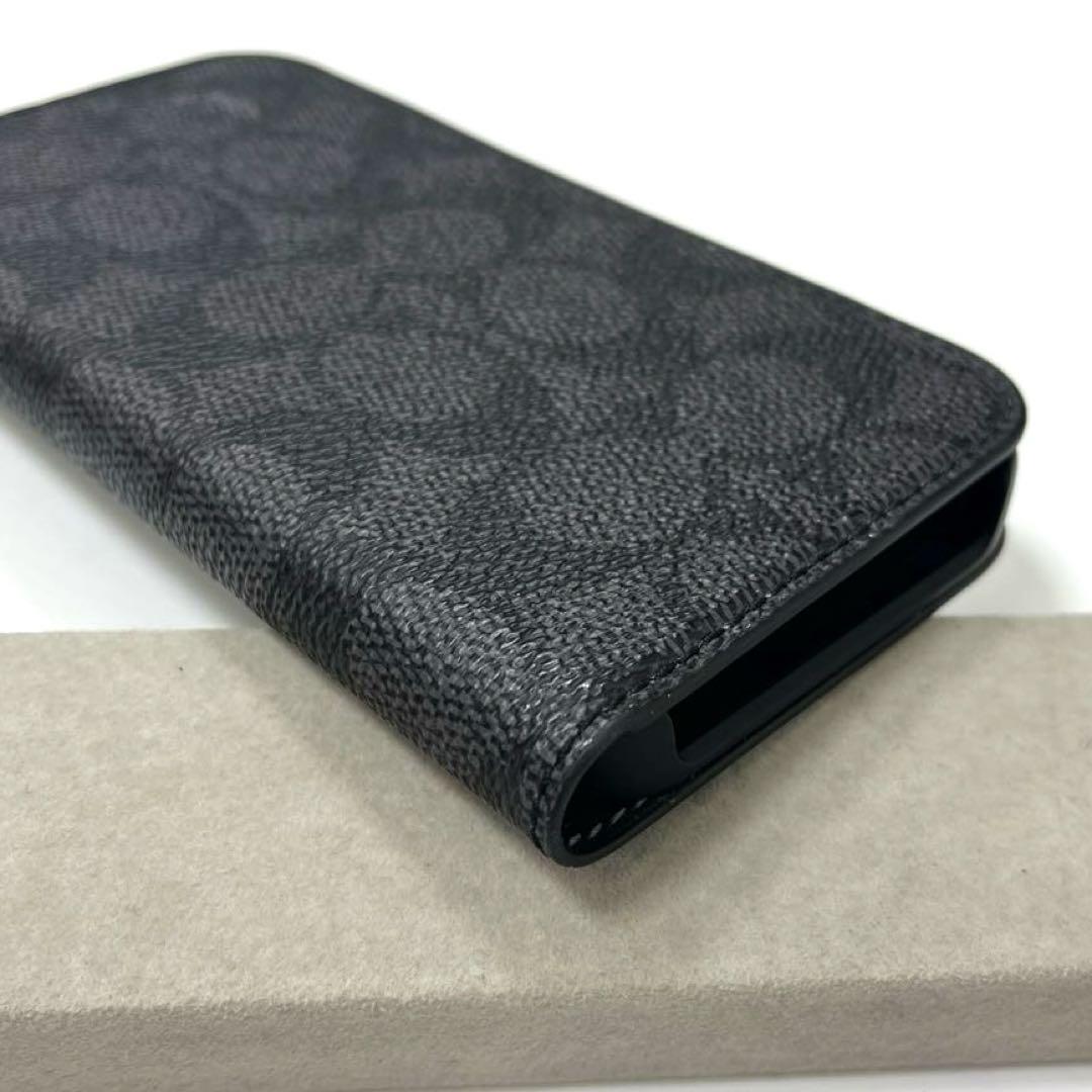 【美品】コーチ シグネチャー柄 iPhone16用手帳型カバー ブラック