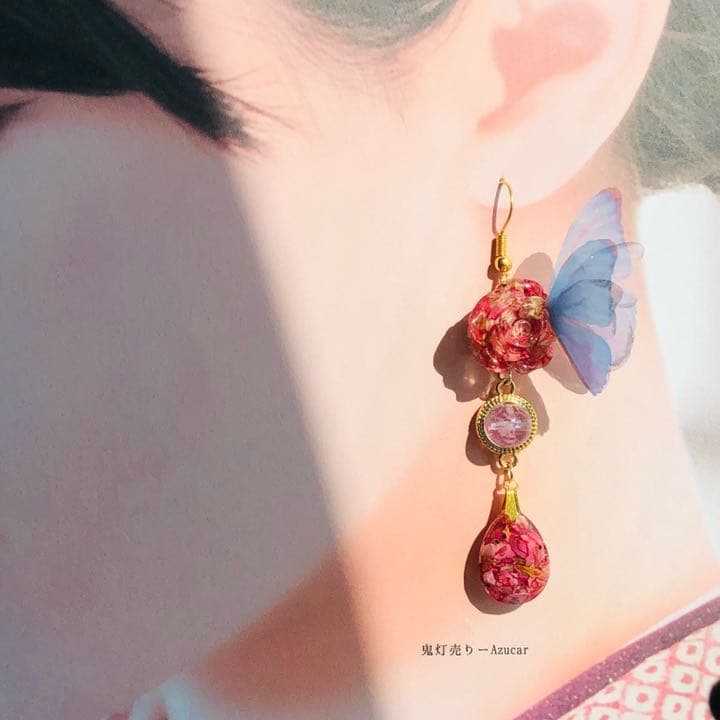 紅ペンデュラムとドライフラワー赤薔薇と雫と蝶々のゴシックピアス　イヤリング★