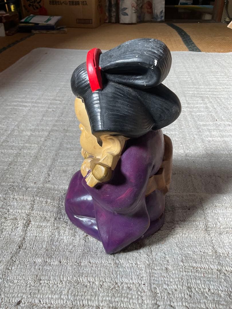 陶器製・お多福芸者。高さ／30センチ程、真下を覗くと？【汚れがございます】。