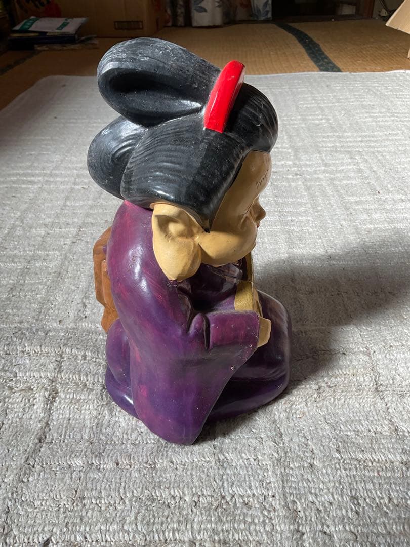 陶器製・お多福芸者。高さ／30センチ程、真下を覗くと？【汚れがございます】。