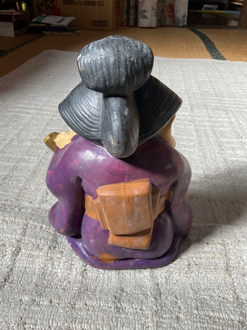 陶器製・お多福芸者。高さ／30センチ程、真下を覗くと？【汚れがございます】。