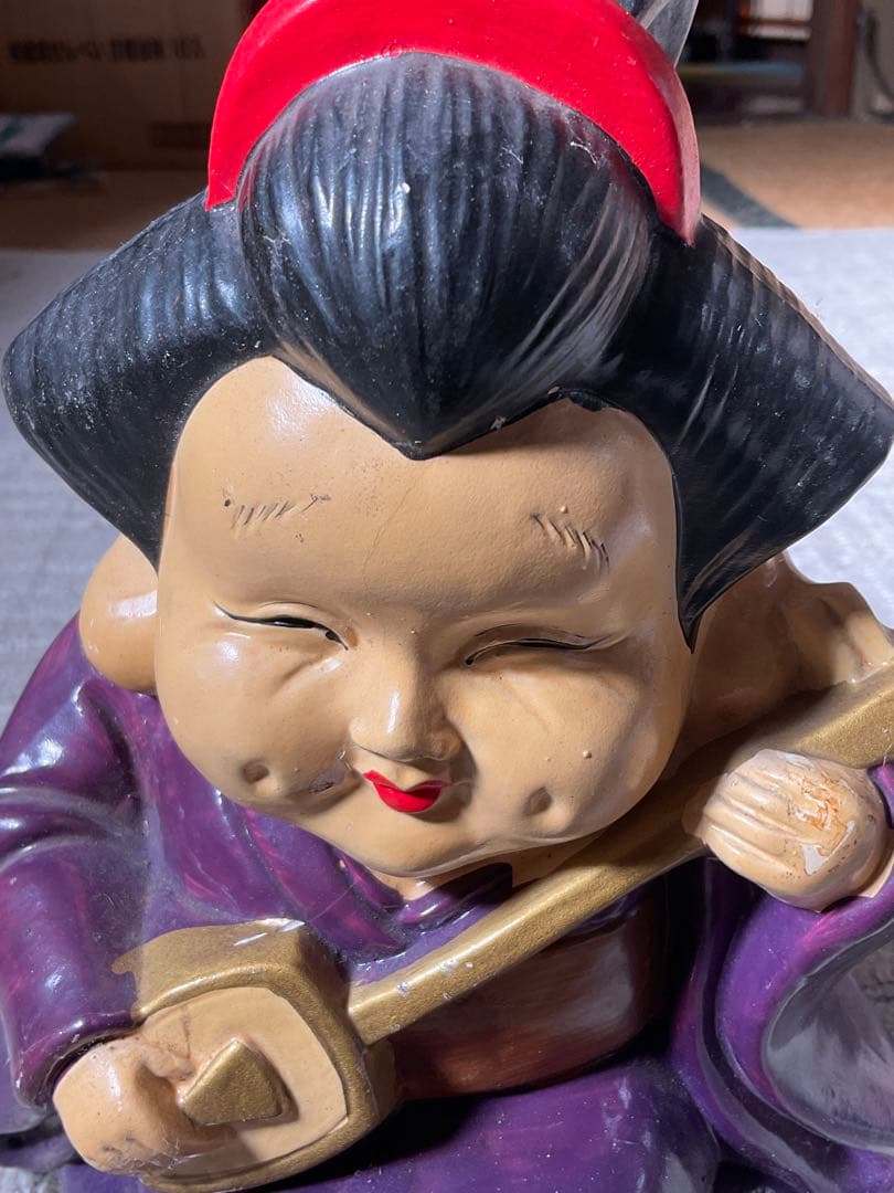陶器製・お多福芸者。高さ／30センチ程、真下を覗くと？【汚れがございます】。