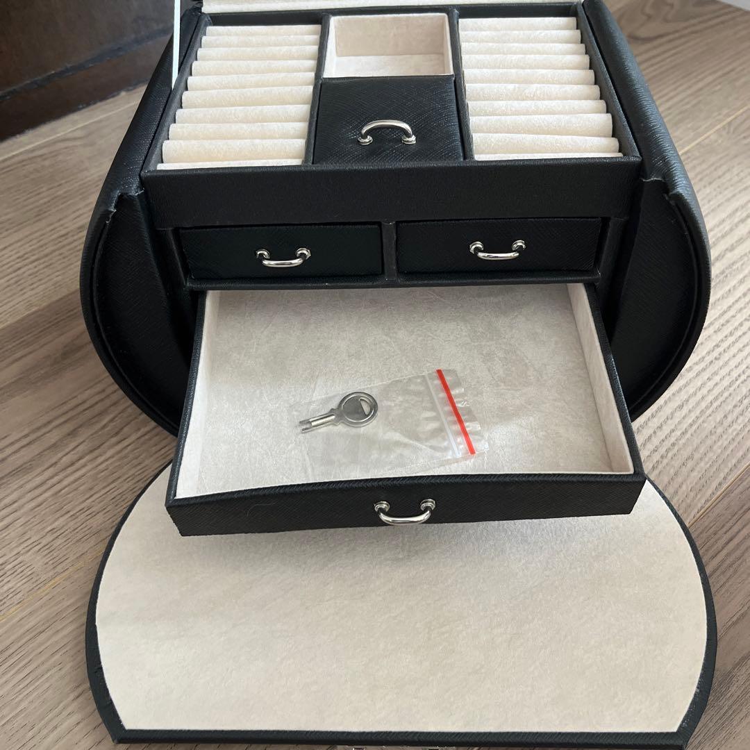 【新品未使用】おしゃれなジュエリーボックスミラー、鍵付きブラック貴金属　値下げ