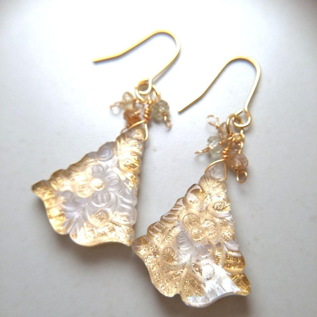 【1点のみ】k22 22金入り水晶とマザーオブパールのフラワーカービングピアス