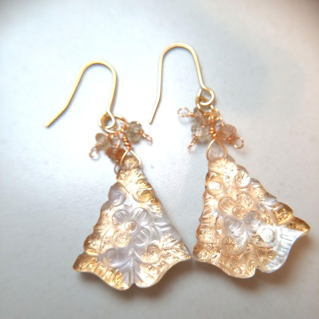 【1点のみ】k22 22金入り水晶とマザーオブパールのフラワーカービングピアス