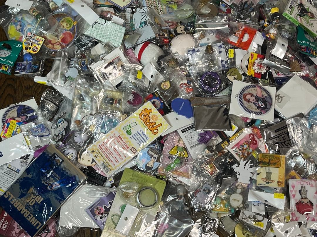 【約1000点】アニメグッズ　超大量　ノンジャンル雑貨　缶バッジ　ラバスト