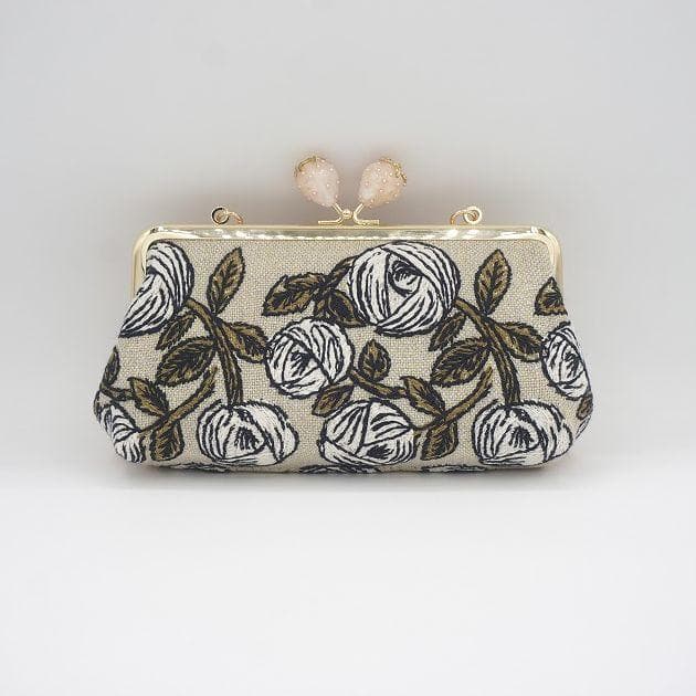 ミナペルホネンrosytambourineベージュ系の苺がま口ペンケース