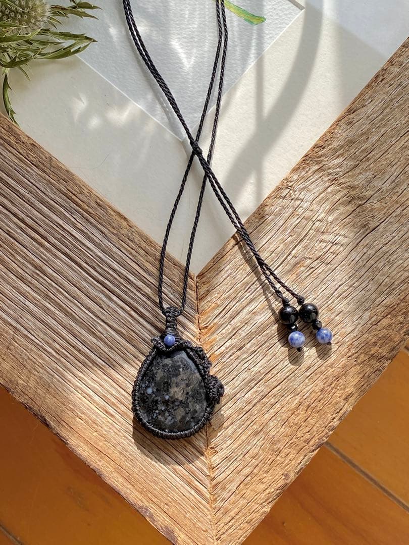 太古のロマン＊ヌーマイト天然石マクラメネックレス/ヒーラーのお守りアクセサリー