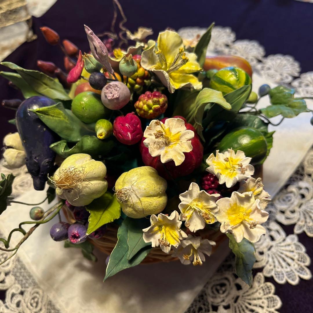 果物、野菜、小花 などの盛り合わせ