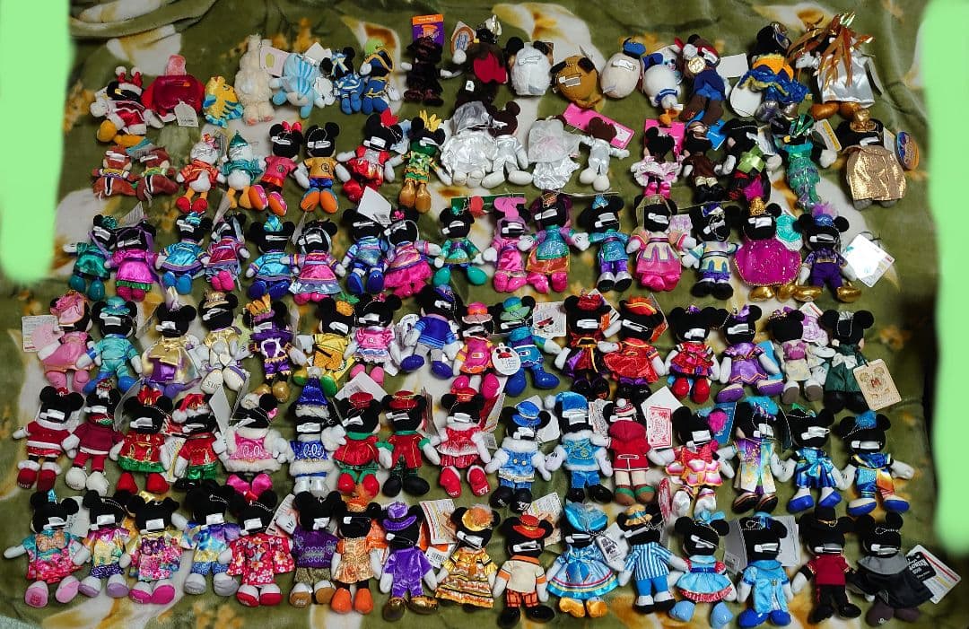 ディズニー ミッキー ミニー ぬいぐるみバッジ ９７体　まとめ売り