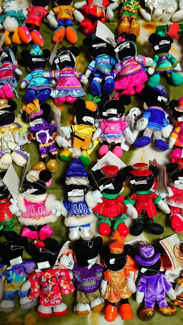 ディズニー ミッキー ミニー ぬいぐるみバッジ ９７体　まとめ売り