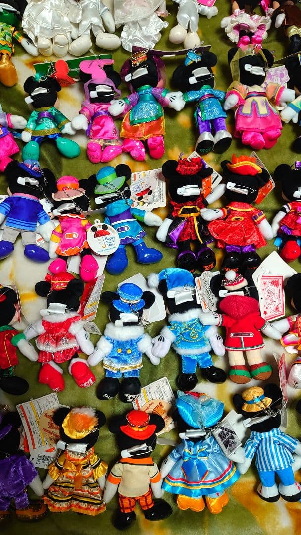 ディズニー ミッキー ミニー ぬいぐるみバッジ ９７体　まとめ売り