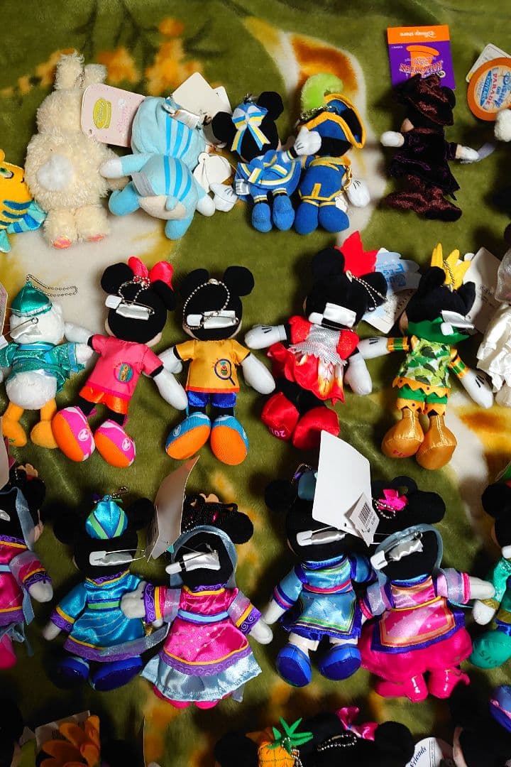 ディズニー ミッキー ミニー ぬいぐるみバッジ ９７体　まとめ売り