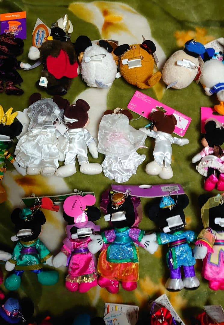 ディズニー ミッキー ミニー ぬいぐるみバッジ ９７体　まとめ売り