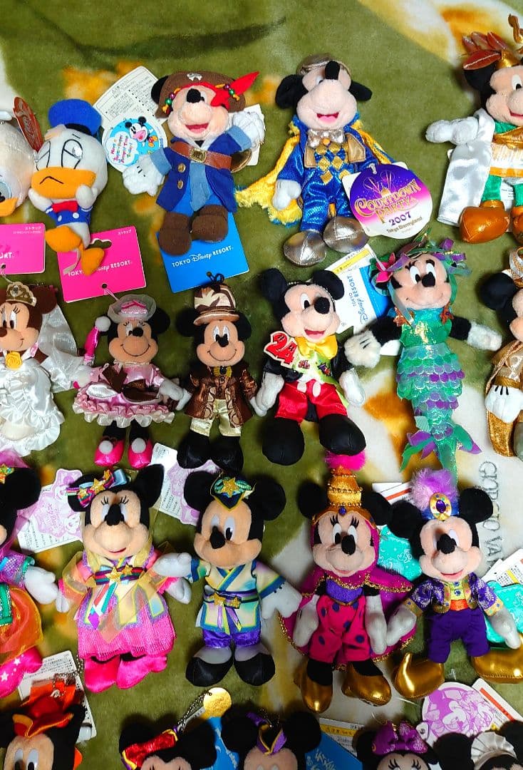 ディズニー ミッキー ミニー ぬいぐるみバッジ ９７体　まとめ売り