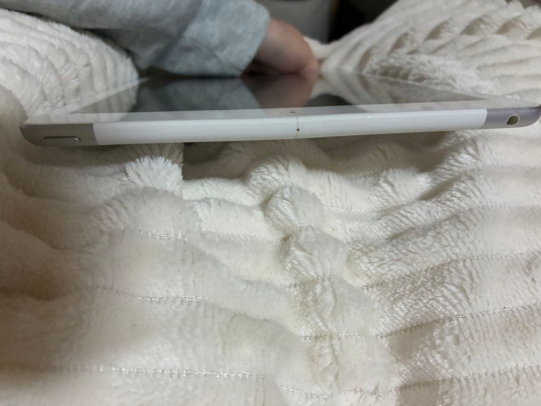 iPad 第6世代 シルバー 本体 simフリー 32GB
