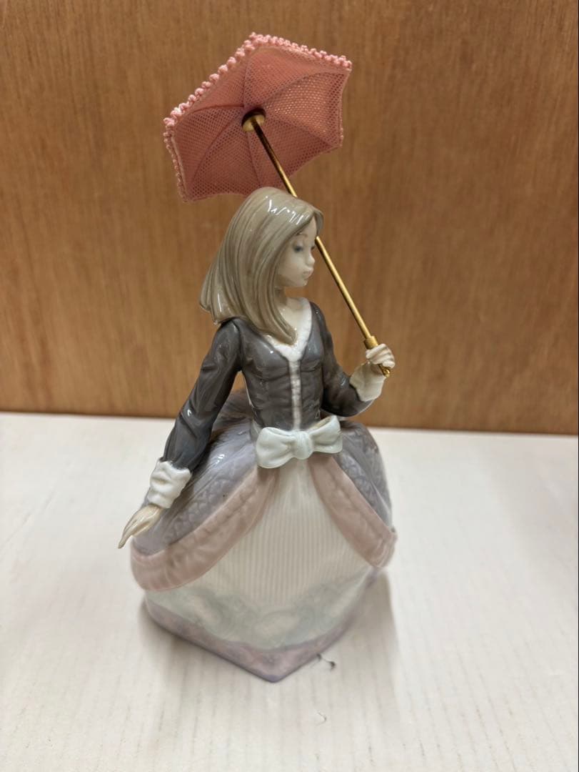 リアドロ パラソルを持つ娘