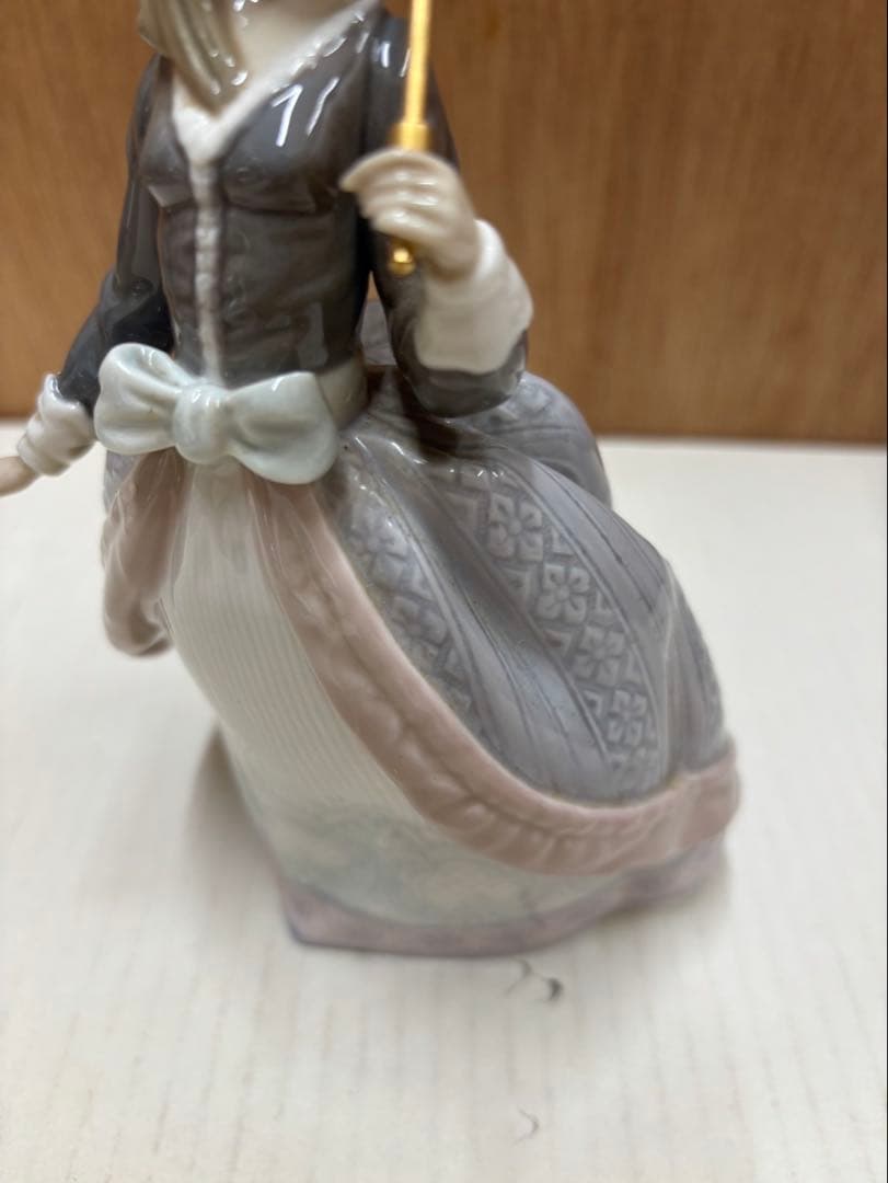 リアドロ パラソルを持つ娘