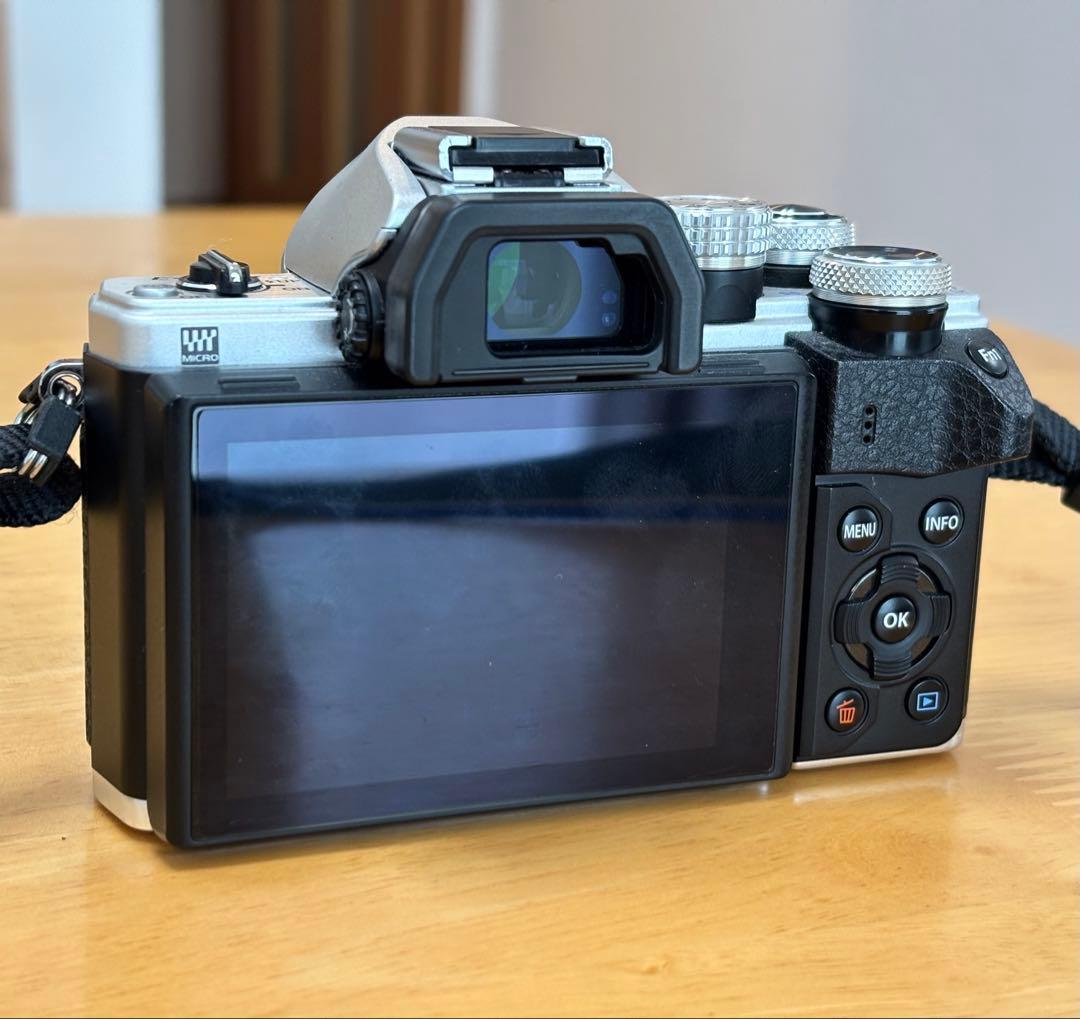 E-M10 MarkII 25mm F1.8単焦点と望遠ズームレンズ付