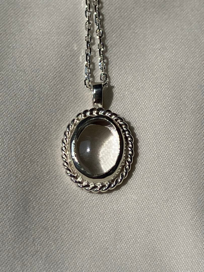 静けさを纏うクォーツネックレス – SV950 × SV925