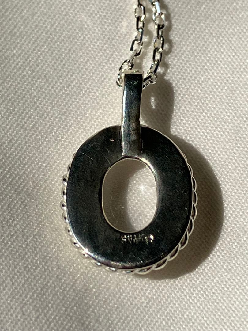 静けさを纏うクォーツネックレス – SV950 × SV925